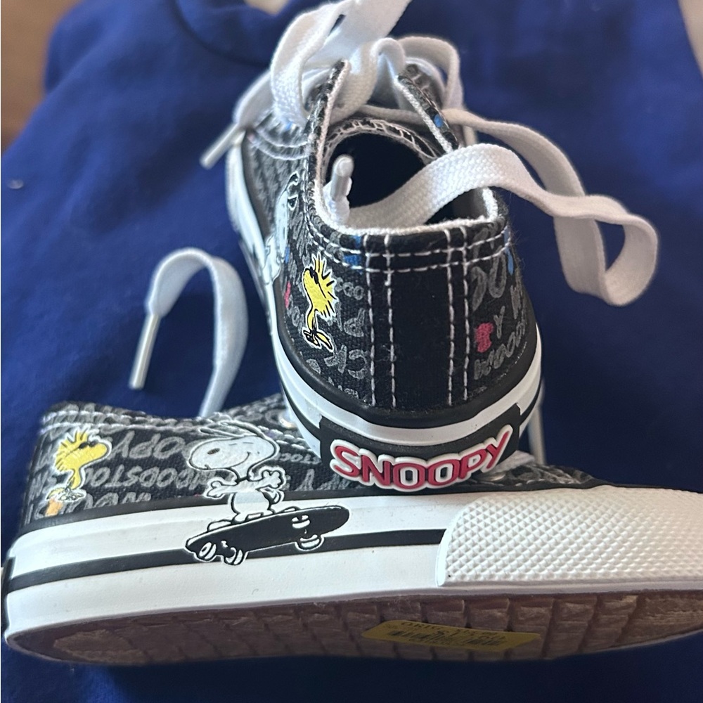 Toddler Snoopy Tennis Shoes Size 5M